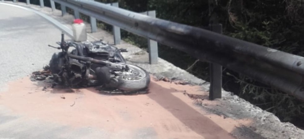 Una moto si scontra con un camion e poi prende fuoco, paura sulla SP31